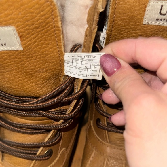 Women’s UGG Adirondack III Boot. Chestnut in color. Size - 9. - Picture 3 of 4